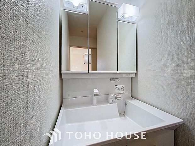 「シャワー機能付き洗面台」洗面台には三面鏡を採用。身だしなみを整えやすい事はもちろんですが、鏡の後ろに収納スペースを設ける事により、散らかりやすい洗面スペースをすっきりさせる事が出来るのも嬉しいです