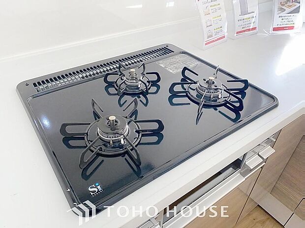 毎日料理をする、料理が好き、家族が多くて量を作る必要がある、等の方々にとっては必須の3口コンロ。同時進行で効率アップはもちろん鍋を移動する回数が減り、無駄な動きを軽減することが出来ます。