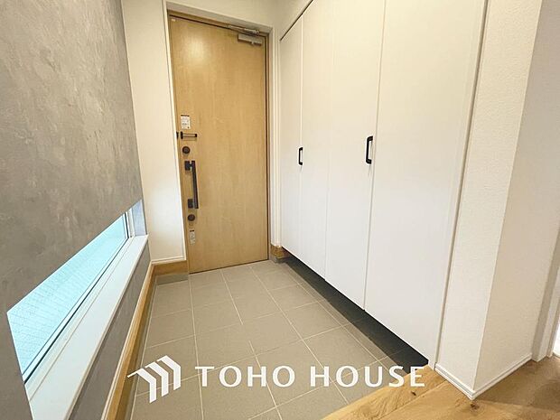 「玄関」人を迎え入れる最初の場所だからこそ、清潔感があり纏まった空間にして頂ける様にゆとりあるシューズボックスを設置しました。おでかけの時も帰宅の時も、すっきりとした玄関は気持ちが良いものです。