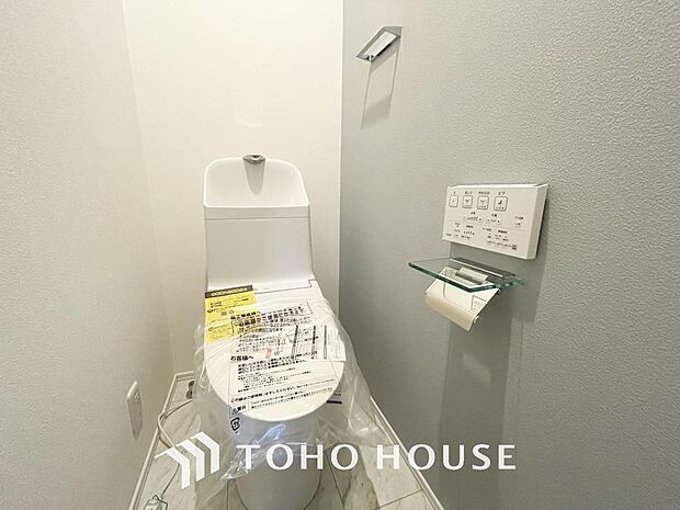 「温水洗浄便座付きトイレ」トイレは快適な温水洗浄便座付です。清潔感のあるホワイトで統一しました。いつも清潔な空間であって頂けるよう配慮された造りです。