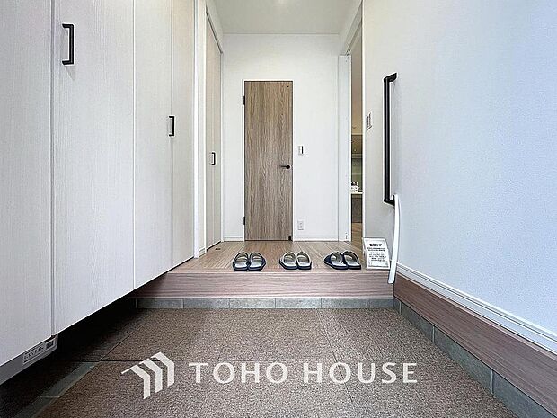 「玄関」人を迎え入れる最初の場所だからこそ、清潔感があり纏まった空間にして頂ける様にゆとりあるシューズボックスを設置しました。おでかけの時も帰宅の時も、すっきりとした玄関は気持ちが良いものです。