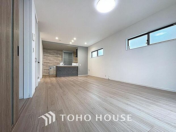 「彩りある新生活のスタート。」観葉植物などをディスプレイしたり、自分好みの空間を作り上げることでより楽しい新生活がスタートできそうですね。