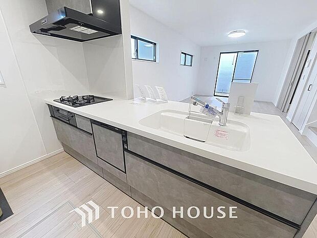 「安心感もある対面キッチン。」ご家族様と顔を合わせながら調理できるカウンターキッチンは開放的な雰囲気を造ります。