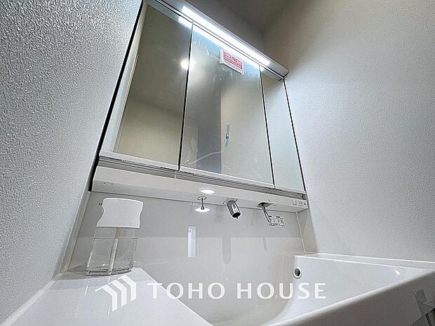 「シャワー機能付き。」機能性に富んだ三面鏡と使い勝手の良い収納を完備した洗面台を設置。洗濯機置場も完備し、大変充実しております。