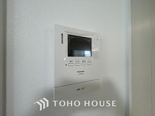 「見える安心」をカタチにしました。誰が来てもわかる様にモニター付きインターホンを設置。家事導線を考慮した個所に設置し、防犯性と利便性に優れ快適と安らぎを合わせた優しい設計。