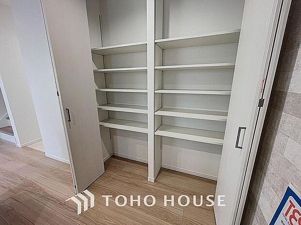 「キッチン・パントリー収納」効果的な日常備蓄ができ、日々の収納だけでなく、防災面での備えとしても有効活用できます。