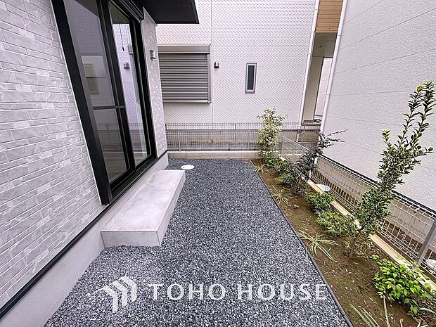 「南側のお庭スペース。」お庭は、都会生活の中で触れ合うことの少ない植物や生き物を身近なものにしてくれる場です。そんな機会が生活の中にあるのは嬉しいですね。