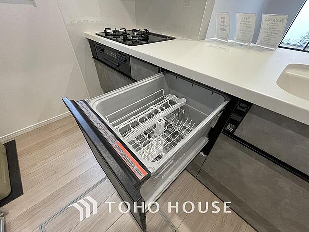 「ビルトインタイプ食器洗乾燥機」通常の手洗いでは使用出来ないほど高温のお湯や高圧水流を使うことにより汚れを効果的に落とすことができる。殺菌効果が非常に高く哺乳瓶などを使う家庭で需要が高く大変便利。