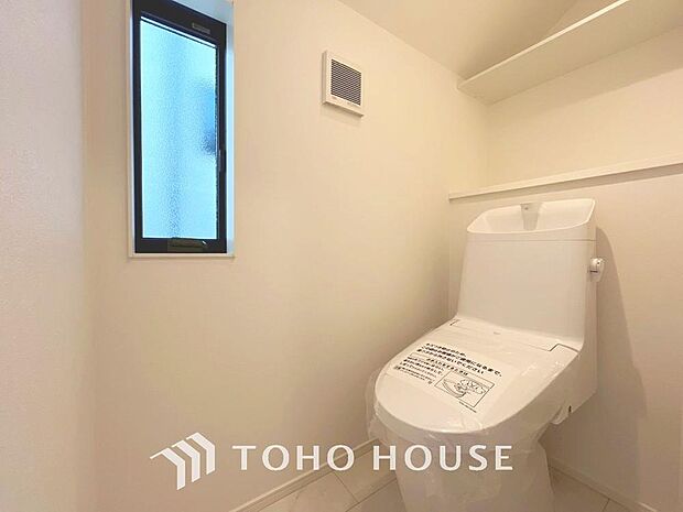 「温水洗浄便座付きトイレ」トイレは快適な温水洗浄便座付です。清潔感のあるホワイトで統一しました。いつも清潔な空間であって頂けるよう配慮された造りです。