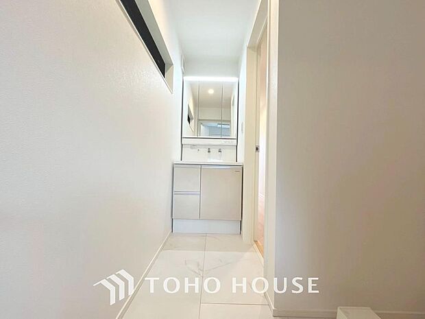 「洗面所」明るく清潔感のある色調で纏められた洗面室は、機能性に富んだ三面鏡と使い勝手の良い収納を完備した洗面台を設置しております。