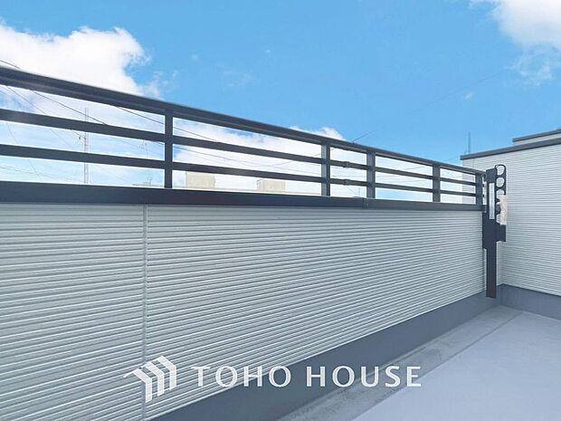 「バルコニー」都市型生活をより快適にコーディネートするかのように、周りの情景とマッチしたバルコニー。住まうご家族の心地よさを最優先したバルコニーでは様々な時間を楽しめます。