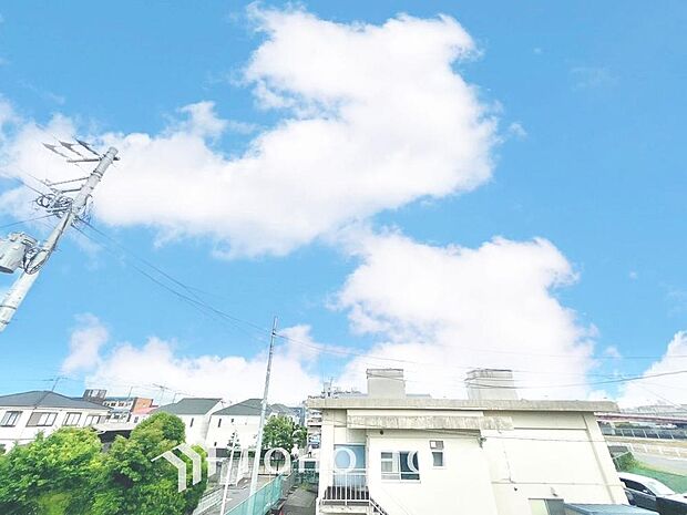 「穏やかな街並みの眺望」穏やかな街並みを一望しながら、爽やかな風と柔らかく降り注ぐ陽光を感じて頂けます。心地良い開放感が暮らしにゆとりと充足感をもたらします。