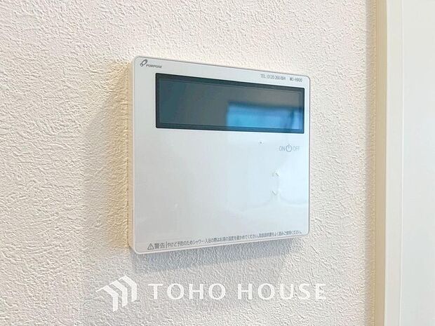 お風呂場と台所に操作リモコンがあり、キッチン近くにある給湯リモコンは、お料理の最中でもリビングで寛いでいるなかでもボタン一つで簡単に沸かせて便利ですね。