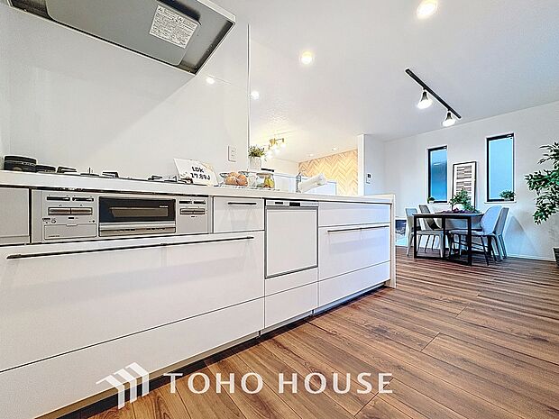 作業スペースを多くとったキッチン。調理がしやすく余裕の広さ。食器類もすっきりと片付く収納力です。家事をしながら会話も弾みます。