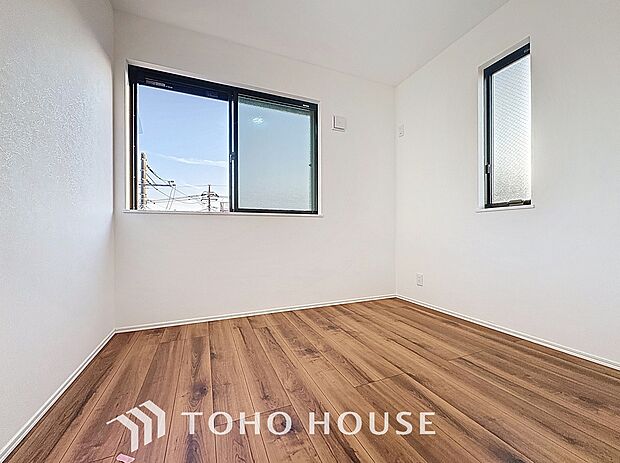 お子様の心と身体を見守る子供部屋として、思春期のプライバシーを重視したり、成長に合わせて机やベットを自由にレイアウトできるようにと、小さな自立心を育むお部屋作りを見越してご覧下さい。