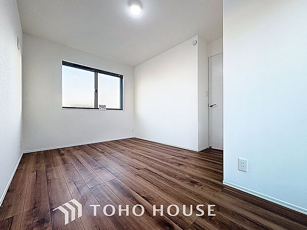 主寝室は十分な広さに加えて、快適に目覚められるよう、大きな採光窓を設けました。新しい一日を、気持ちよくスタートできる、寝室にピッタリのお部屋です。