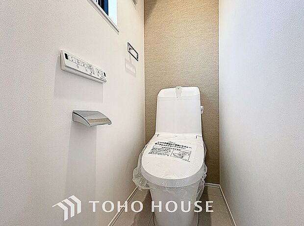 トイレは快適な温水洗浄便座付です。手洗い一体型のトイレ設備はスペースの節約ができ、ゆったりとした空間が確保できます。節水も期待できますね。