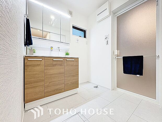 身だしなみのチェックがしやすい大きな鏡、下には収納がたっぷり。スッキリとした空間を演出いたします。