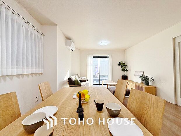 「憩いの場リビング(3号棟)」くつろぎを愉しむリビングルームは憩いの場となります。リビングとダイニングの空間機能を活かし、巧みに使い分ける発想が、ライフスタイルに新しいゆとりをもたらします。