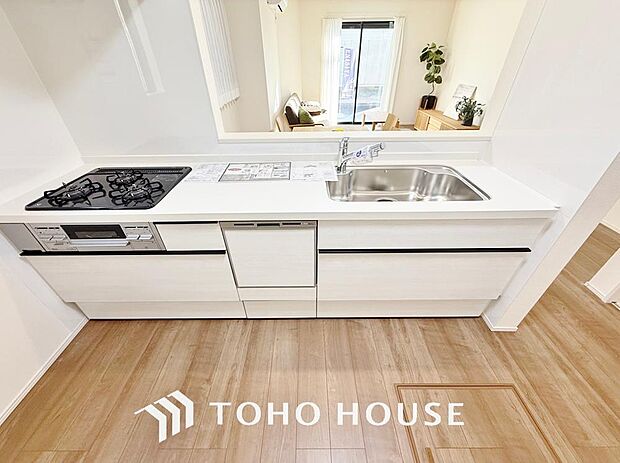 「機能的な収納が豊富なカウンターキッチン。(3号棟)」効率よくお料理ができるコンロ・収納を完備したシステムキッチン。確かな機能性を実感頂けます。