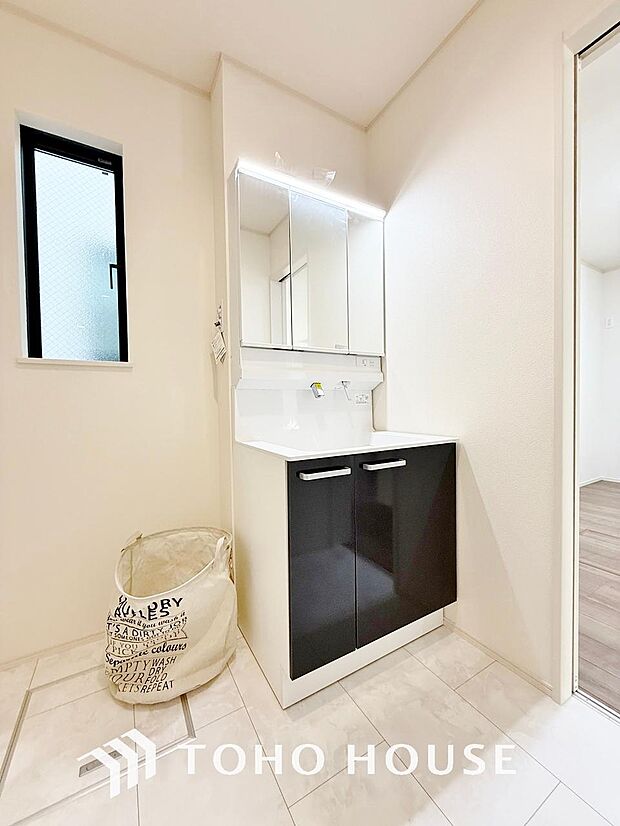 「清潔感ある洗面所(3号棟)」落ち着いた空間を演出するカラーと、ゆったり落ち着いてお使い頂ける広さが魅力のパウダールーム。居室からも独立しており、プライベート空間を保ちます。