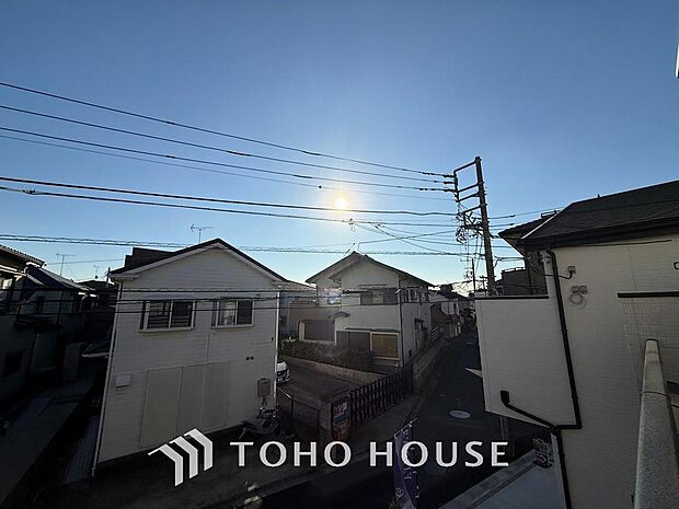 「穏やかな街並みの眺望(3号棟)」穏やかな街並みを一望しながら、爽やかな風と柔らかく降り注ぐ陽光を感じて頂けます。心地良い開放感が暮らしにゆとりと充足感をもたらします。