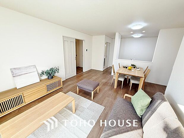 「リビングダイニング(3号棟)」家族の暮らしに思いを馳せて、日常のワンシーンを表現した空間。シンプルな機能美とスマートな空間美です。