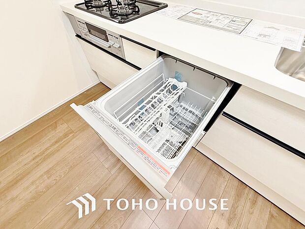 「ビルトインタイプ食器洗乾燥機」通常の手洗いでは使用出来ないほど高温のお湯や高圧水流を使うことにより汚れを効果的に落とすことができる。殺菌効果が非常に高く哺乳瓶などを使う家庭で需要が高く大変便利。