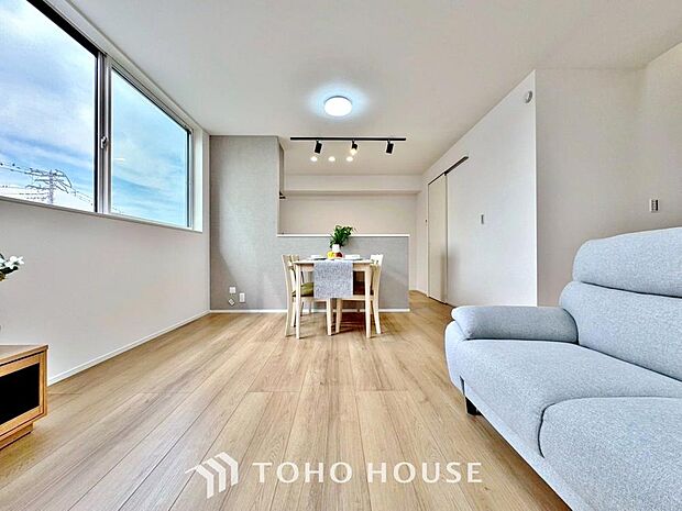 「16帖。ゆとりのLDK」広々約●16帖のLDK。家族団らんの場やソファーでゆっくりとくつろぐスペースにオススメです。