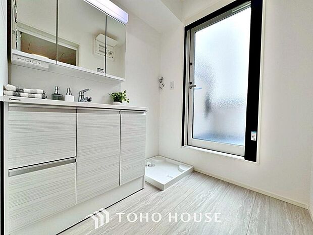 「すっきり片付く収納力。三面鏡洗面台。」身だしなみを整えやすい事はもちろんですが、鏡の後ろに収納スペースを設ける事により、散らかりやすい洗面スペースをすっきりさせる事が出来るのも嬉しいですね。