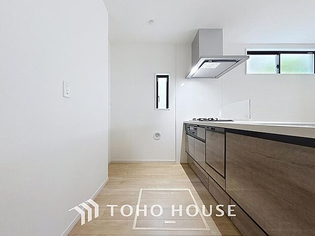 「窓あり×キッチン。」作業スペースを多くとったキッチンには、コンロ横にスリット窓を設置し通気性と明るさを取り入れました。