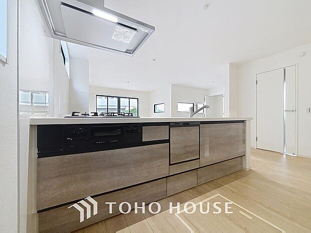 「家事時短の叶うキッチン◎」効率よくお料理ができる3口コンロ・食洗機・出し入れしやすいスライド収納を完備したシステムキッチン。確かな機能性を実感頂けます。