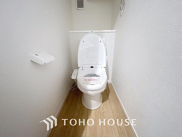 「温水洗浄便座付きトイレ」トイレは快適な温水洗浄便座付です。清潔感のあるホワイトで統一しました。いつも清潔な空間であって頂けるよう配慮された造りです。