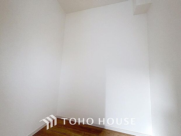 「たっぷり収納。ウォークインクローゼット」たっぷりと荷物が入るよう、ウォークインクローゼットを完備いたしました。画像と現地では大きさ、広さの感覚が違います。是非ご自分の目で確かめてください。