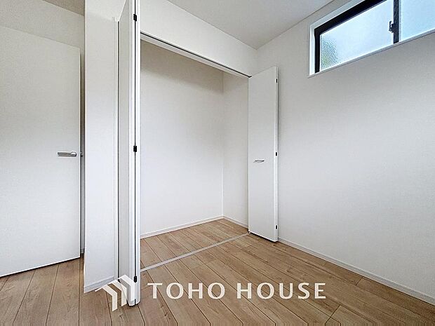 「収納完備」居室には収納スペースを完備し、自由度の高い家具の配置が叶うシンプルな空間です。