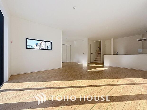 「23帖。ゆとりのLDK。」広々約23帖のLDK。家族団らんの場やソファーでゆっくりとくつろぐスペースにオススメです。