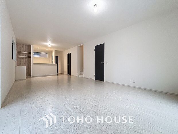 光が注がれる青い空から鮮やかに赤色にゆっくりと染まる。そんな優しい時間がここでは流れてゆく。