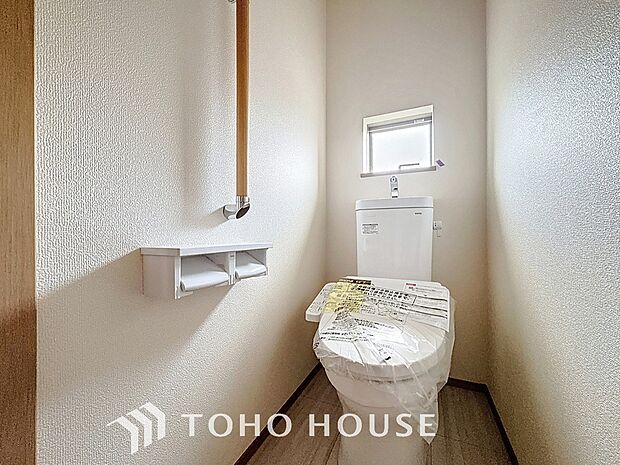 清潔な空間であって頂けますように、目に留まるだけではなく、汚れをふき取り易いフロアと壁紙をチョイス。