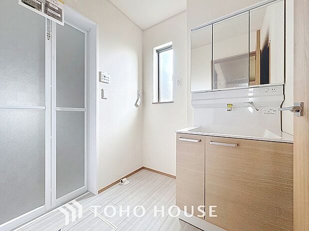 手で洗いたい大切な服など、広く使えると助かる洗面台は汚れの付きにくい形状と素材で造られております。