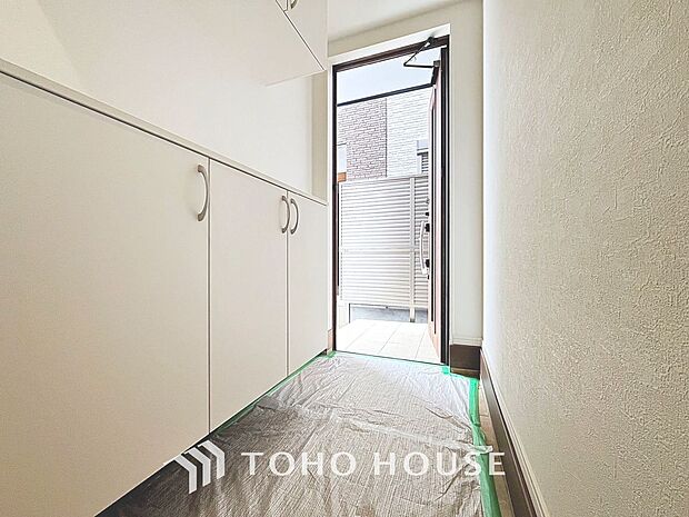 「玄関」玄関スペースには、季節の飾り付けやお花、写真などが飾れて、自分好みにアレンジできます。