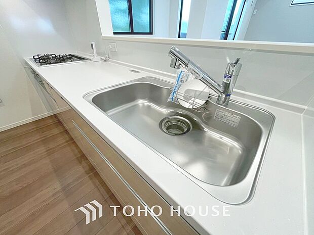 「窓あり×キッチン。」キッチンスペースは、ゆとりの広さを確保。開放的な対面式キッチンなので、ご家族との会話を楽しうことはもちろん、お子様を見守りながら家事時間を進められます。