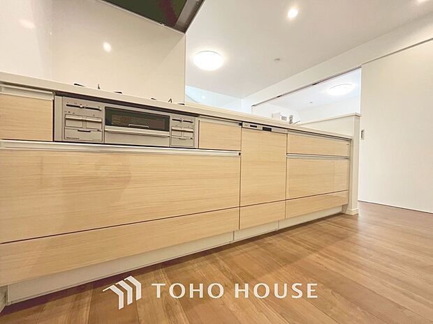 「家事時短の叶うキッチン◎」効率よくお料理ができる3口コンロ・食洗機・出し入れしやすいスライド収納を完備したシステムキッチン。確かな機能性を実感頂けます。