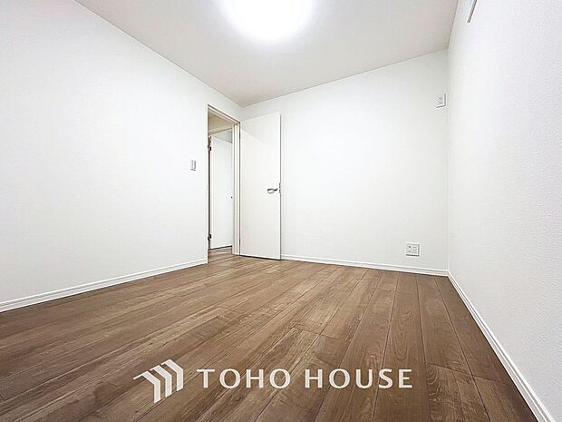 「7帖。ゆとりの主寝室。」主寝室は十分な広さに加えて、快適に目覚められるよう、大きな採光窓を設けました。