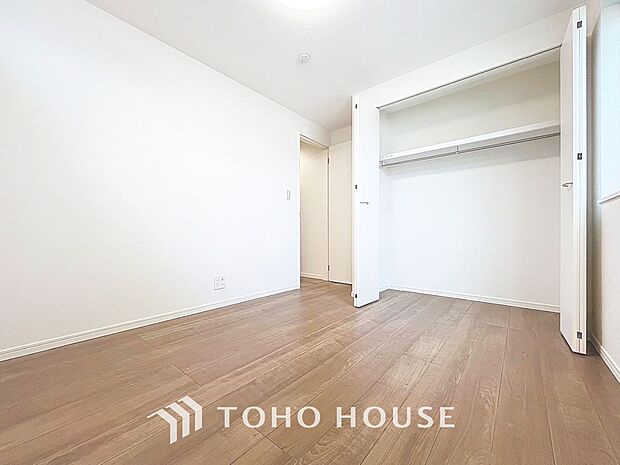 「窓あり×収納あり。」お子様の成長に合わせて机やベットを自由にレイアウトできるようにと、小さな自立心を育むお部屋作りを見越してご覧下さい。