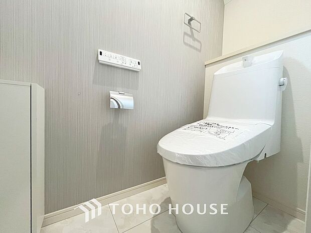 「温水洗浄便座付きトイレ」トイレは快適な温水洗浄便座付です。清潔感のあるホワイトで統一しました。いつも清潔な空間であって頂けるよう配慮された造りです。