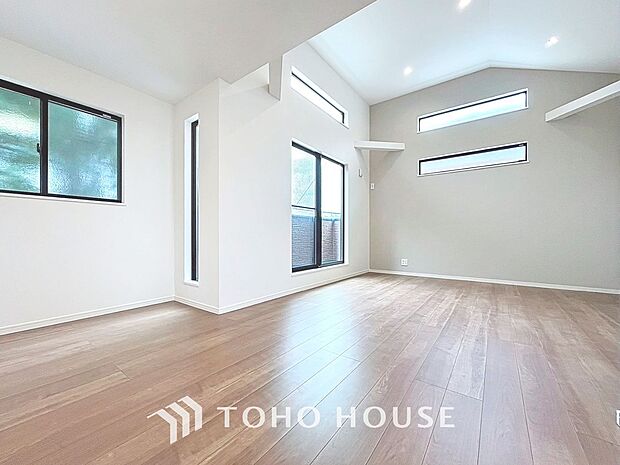 「採光面の多いLDK。」団欒の場であるリビングには採光窓を多く取り入れていますので、暖かな陽光と心地よい風が贅沢に降り注ぎます。