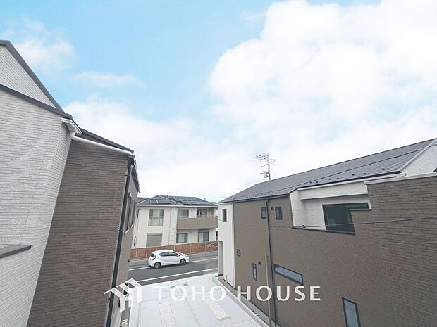 「穏やかな街並みの眺望」穏やかな街並みを一望しながら、爽やかな風と柔らかく降り注ぐ陽光を感じて頂けます。心地良い開放感が暮らしにゆとりと充足感をもたらします。