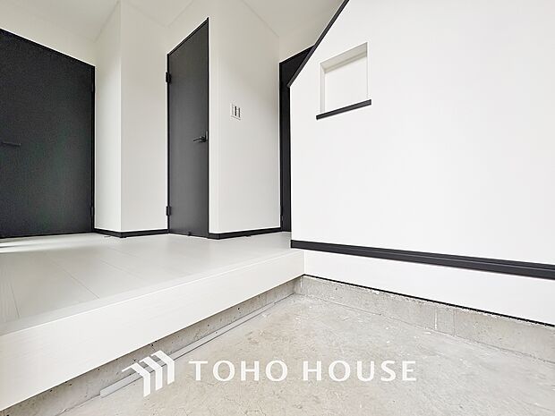 「玄関」清潔印象の玄関です。スペースを無駄なく活用し、使いやすいシューズボックスを設置しております。