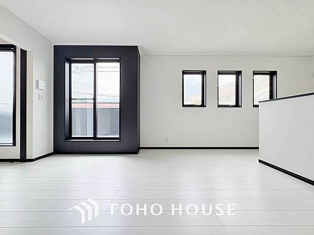 「のんびり過ごせるLDK」柔らかな色合いが優しい雰囲気のお部屋は、格別の居心地の良さを感じて頂けます。採光窓から零れる陽光に癒されてください。