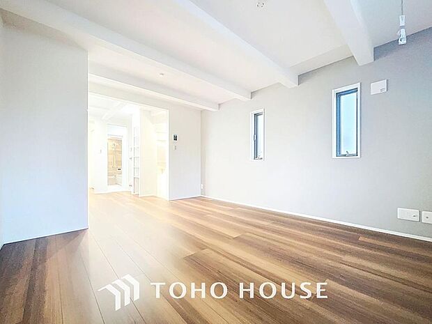 「憩いの場リビング」くつろぎを愉しむリビングルームは憩いの場となります。リビングとダイニングの空間機能を活かし、巧みに使い分ける発想が、ライフスタイルに新しいゆとりをもたらします。